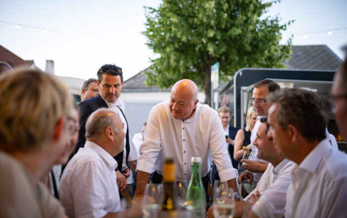 Bundeskanzler Christian Stocker mit Menschen