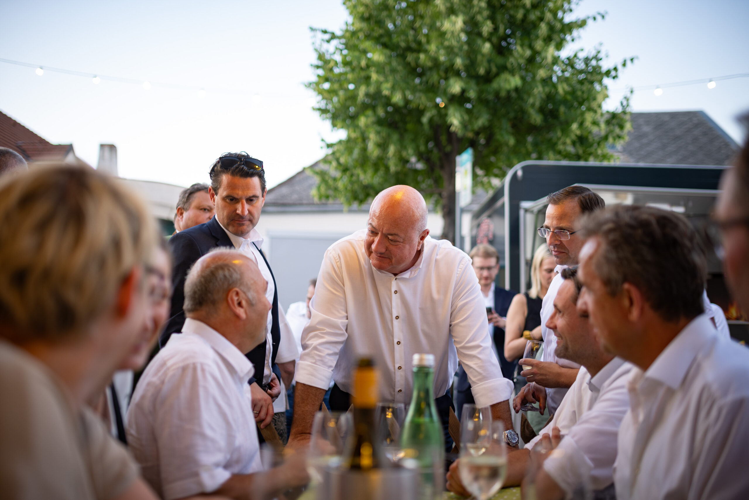 Bundeskanzler Christian Stocker mit Menschen